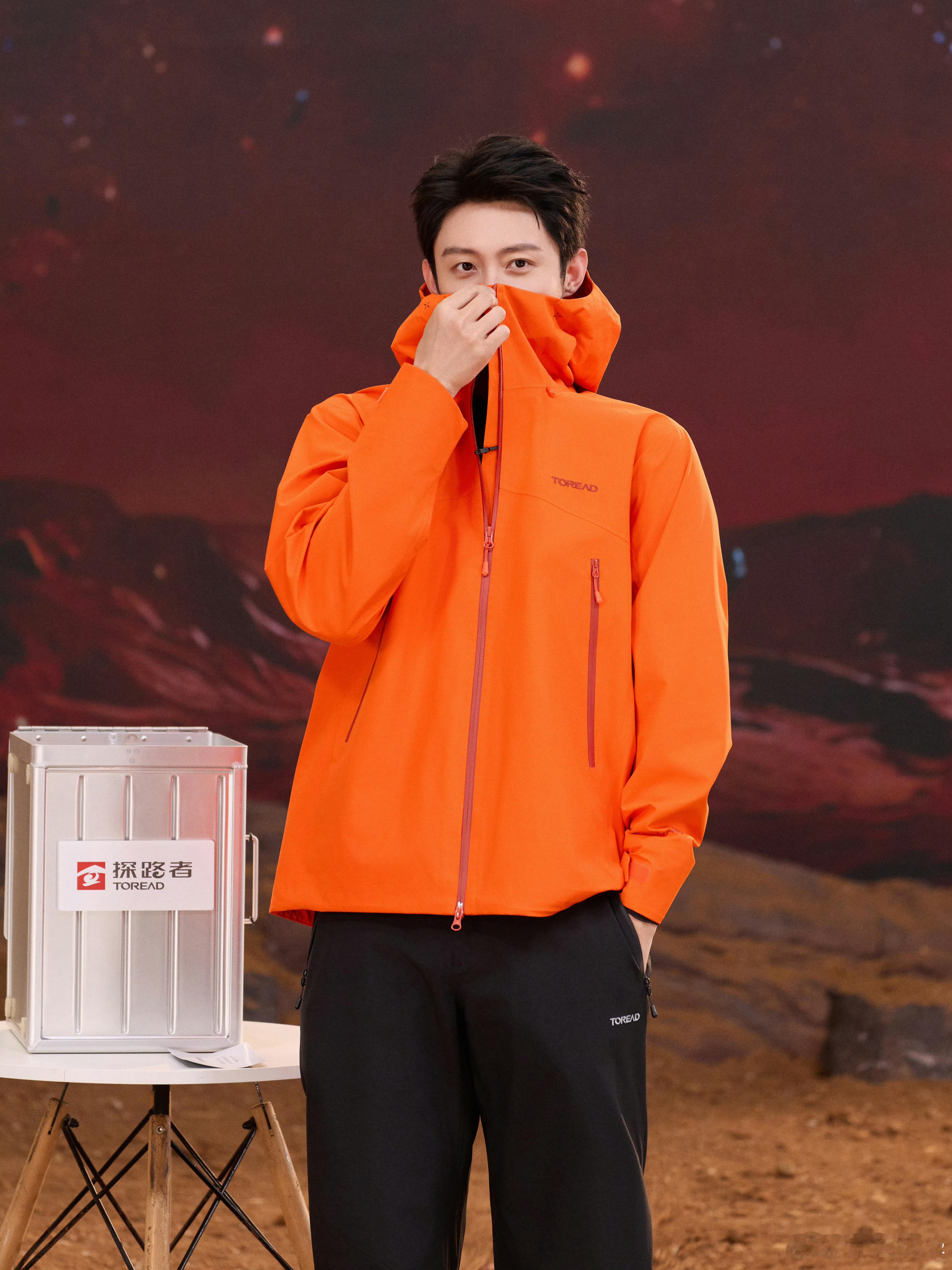 黄景瑜探路者品牌全球代言人 居然抓拍到了图1，这段直播的时候也是猛可爱一把，摄影