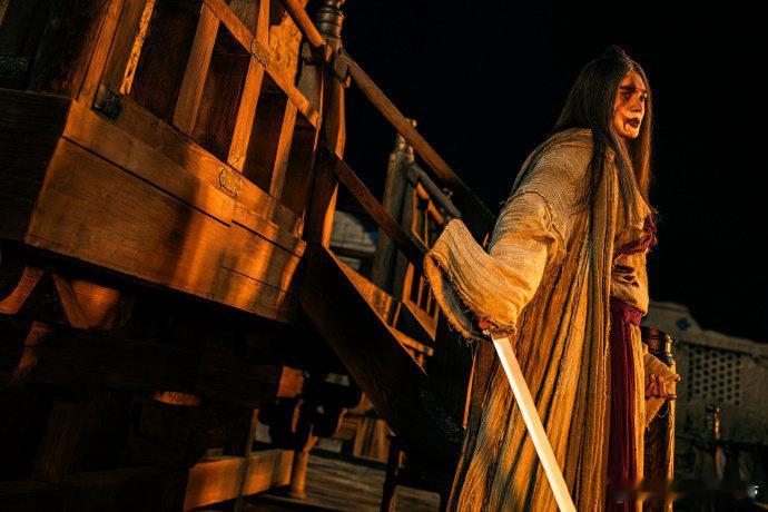 看完电影镖人大家心里都有竖了 镖人因于适的竖而精彩纷呈！剧抛脸的他把角色诠释到位