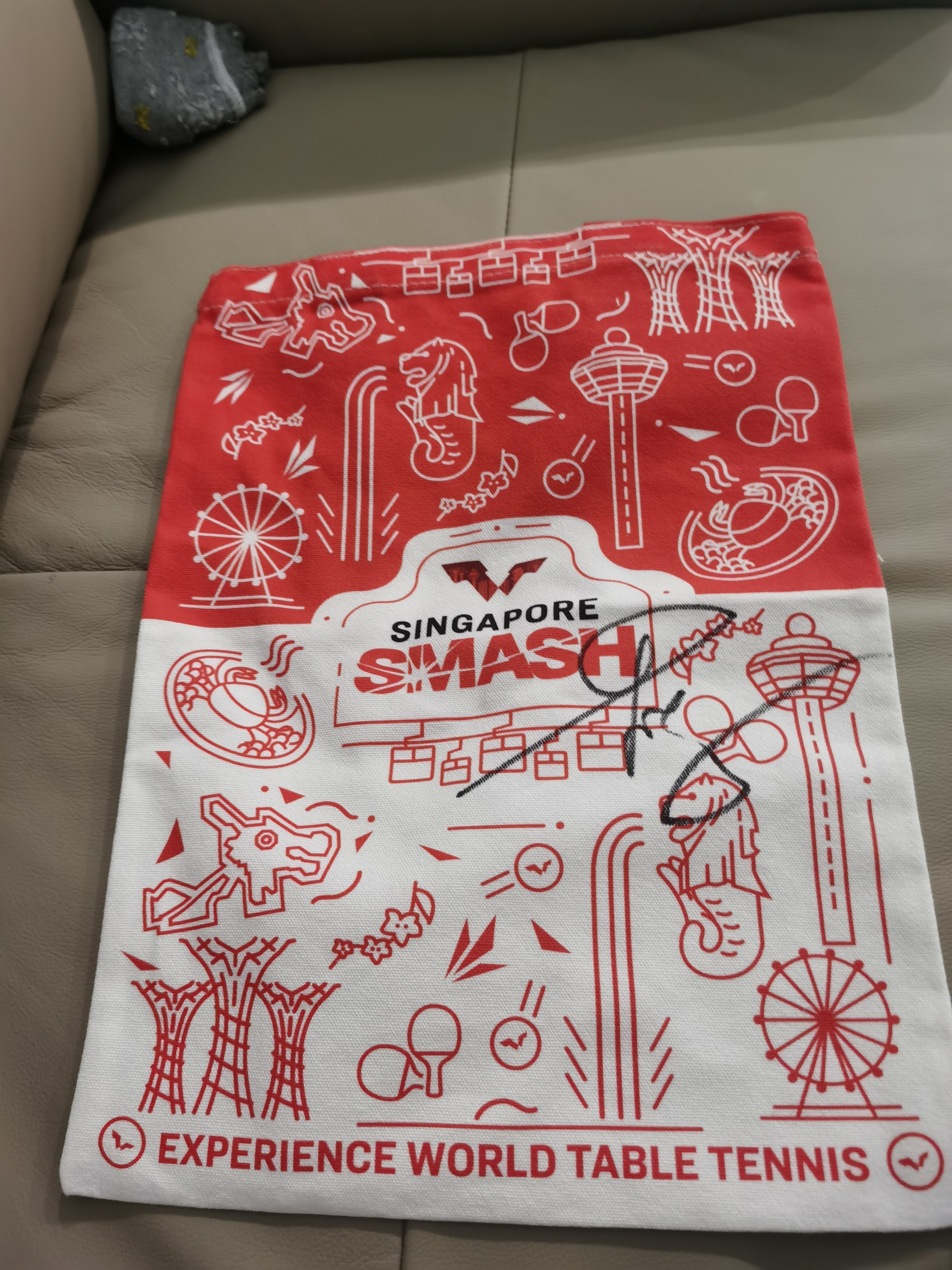 今天终于拿到手了也不知道谁的签名🤣 