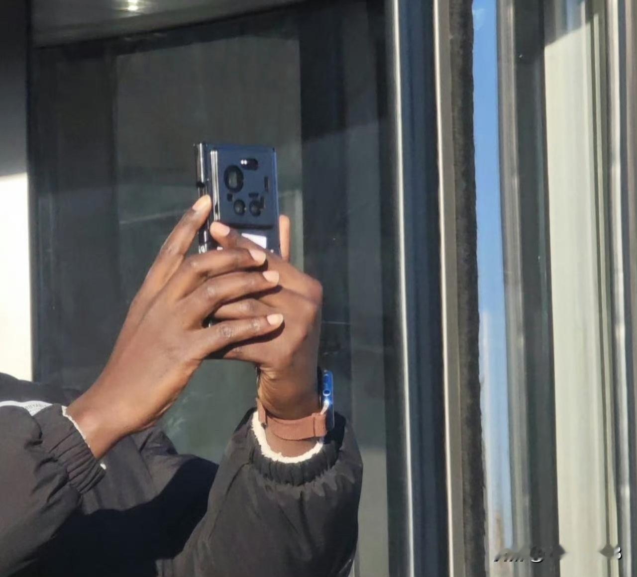 小米 17 Ultra 国际版带保密壳工程机外观曝光，变成一颗长焦了，不过体积巨