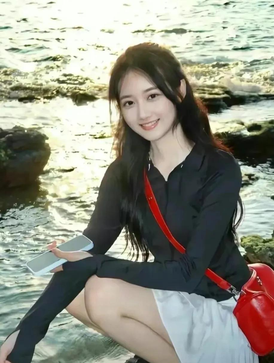 在一个普通的夜晚，27岁的林峰在广东的小吃街独自品尝着孤独。他出身平凡，颜值一般