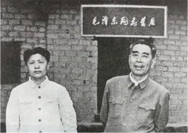 ☆周总理参观毛主席故居前，给主席打电话：“主席啊！我准备去你家做客啦！”毛主席：
