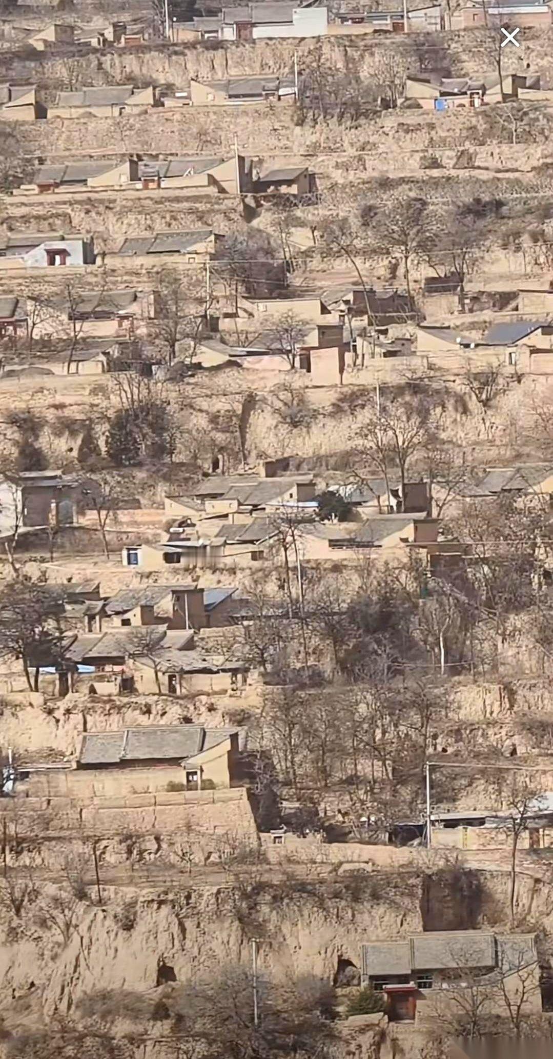 第一眼看到这图，我人是懵的。
有人管这叫“甘肃的清明上河图”。
我琢磨了半天，这