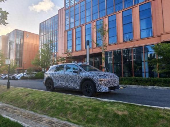 没有方向盘的出租车？哈啰robottaxi首款自研车型曝光
 
今日，一组哈啰R