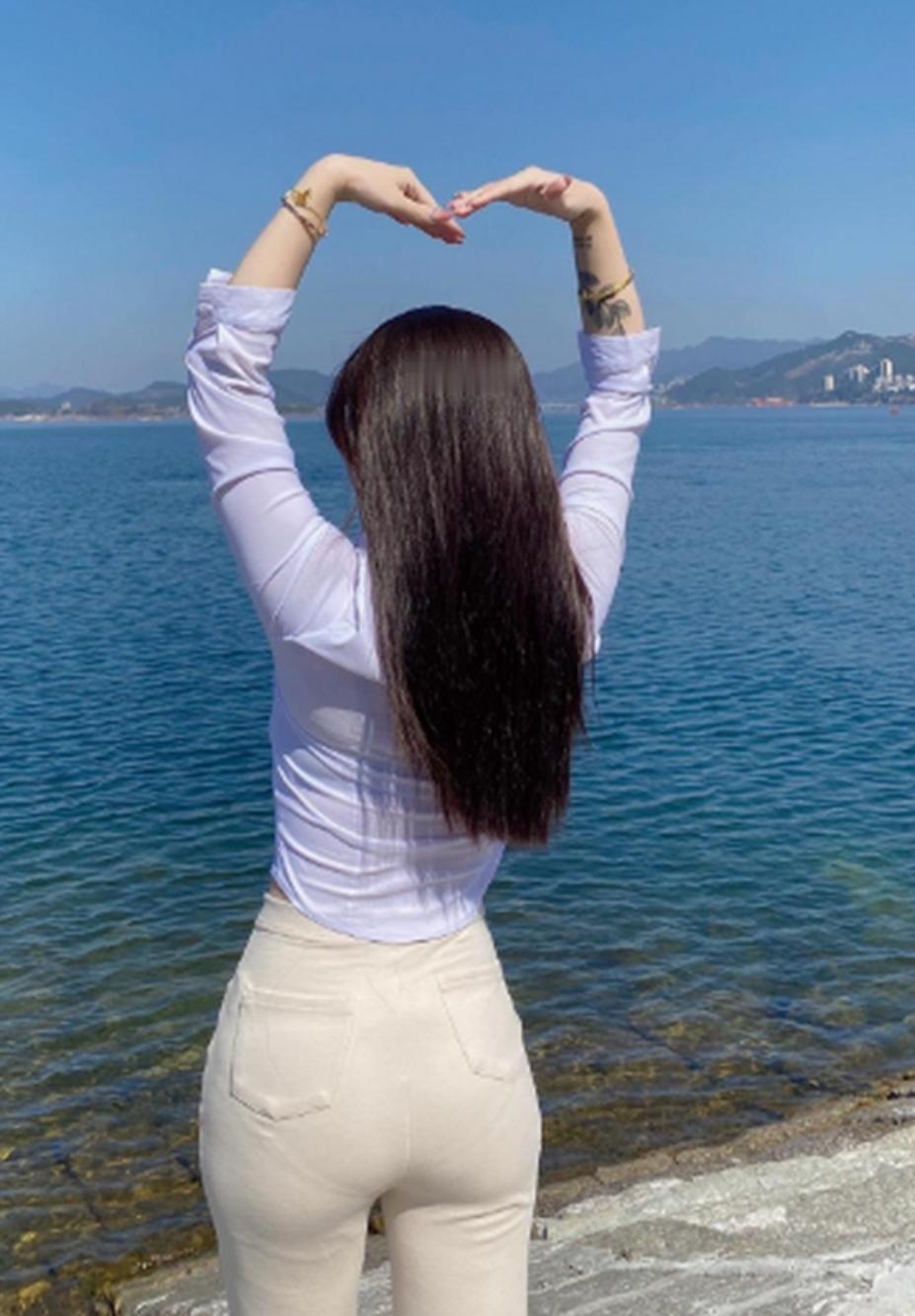 上联：海角天涯心不远
下联：朝夕相处爱永恒