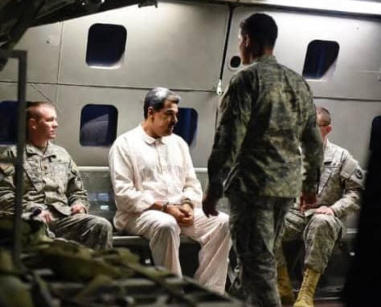 官方发布的马杜罗被捕照片。马杜罗是从床上被拖走的。还穿着睡衣。 