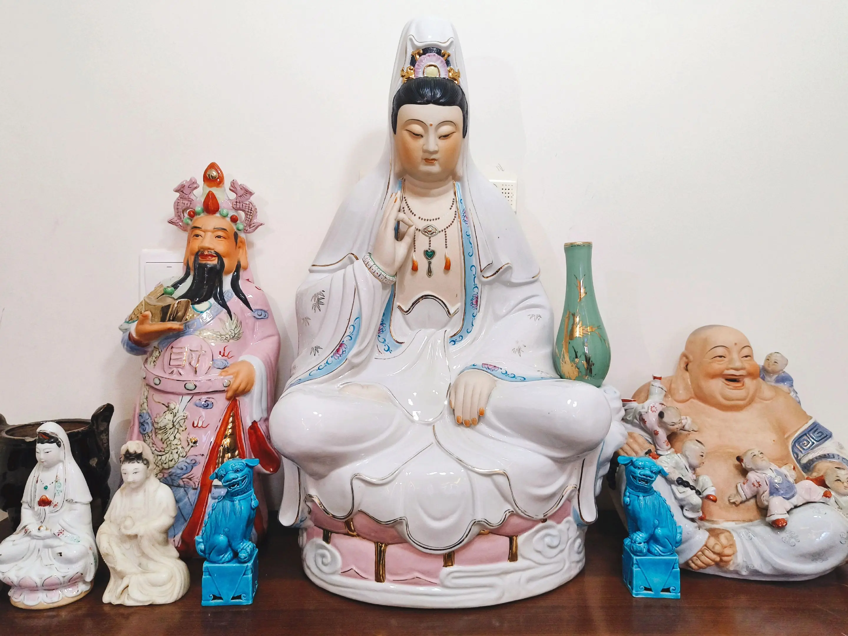 慈尊安座，财相雍容。 弥勒展笑，和气盈胸。