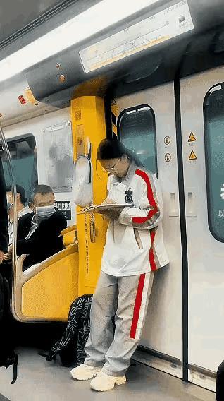 这位大爷用自己最朴素的行动，给了这个女孩最真挚的关爱。中华美德倡导的是尊老爱幼，