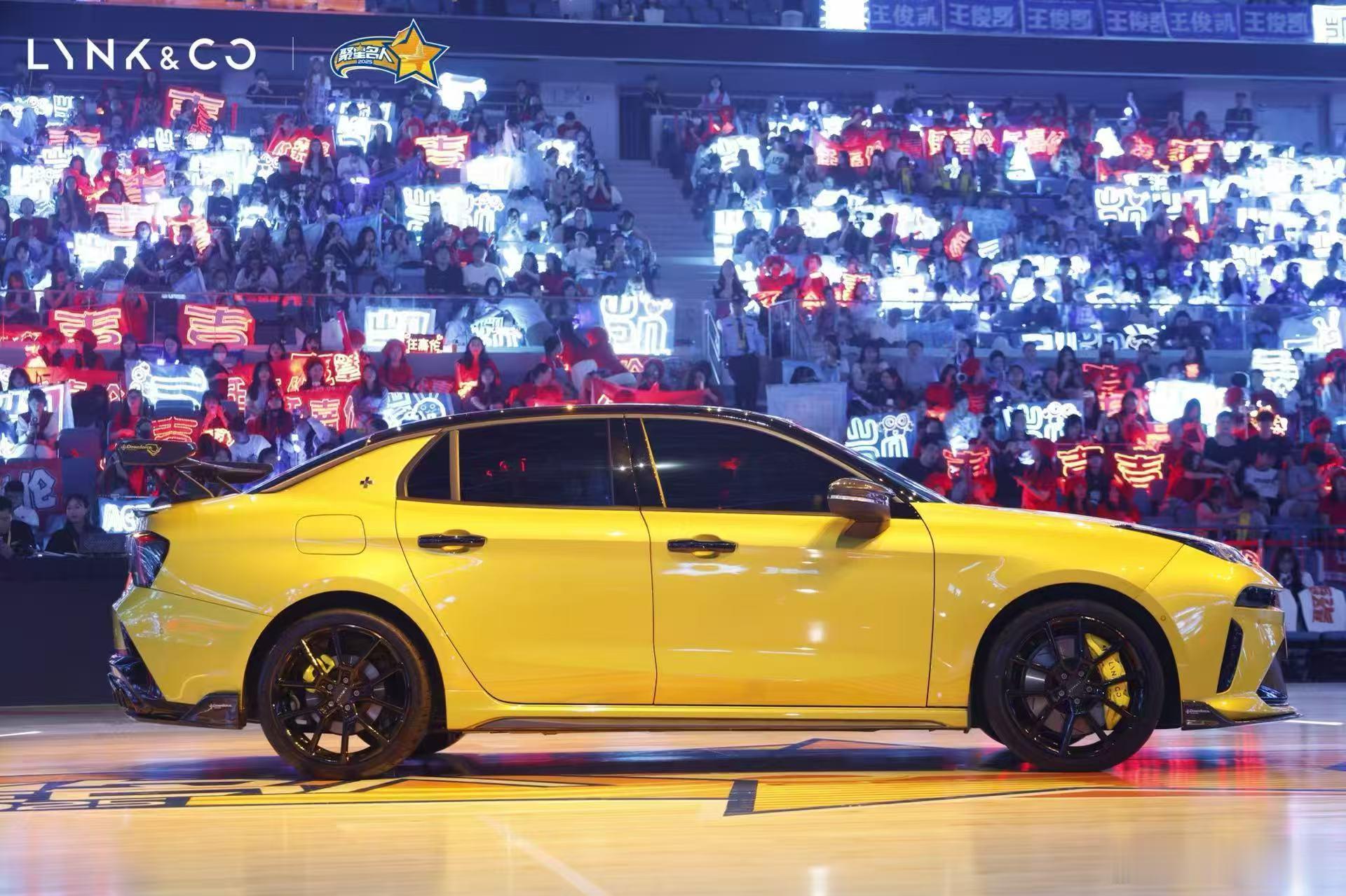 聚星名人赛汽场全开又被领克03炸裂到了🚗领克03携手聚星名人赛🏀，打破汽车与