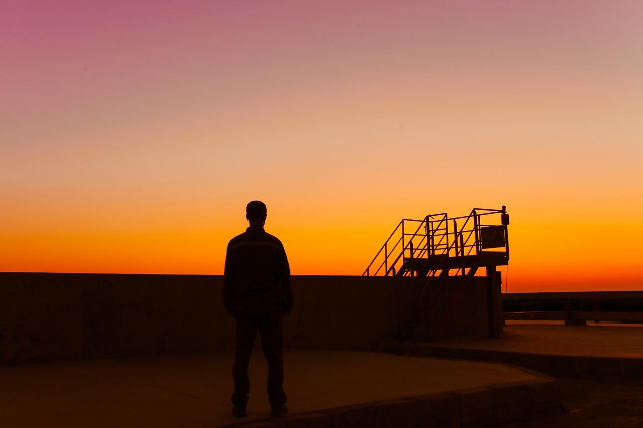 1️⃣ 选好时间和位置
•拍摄时间：日落前30分钟最美的晚霞时刻。
•背景选择：