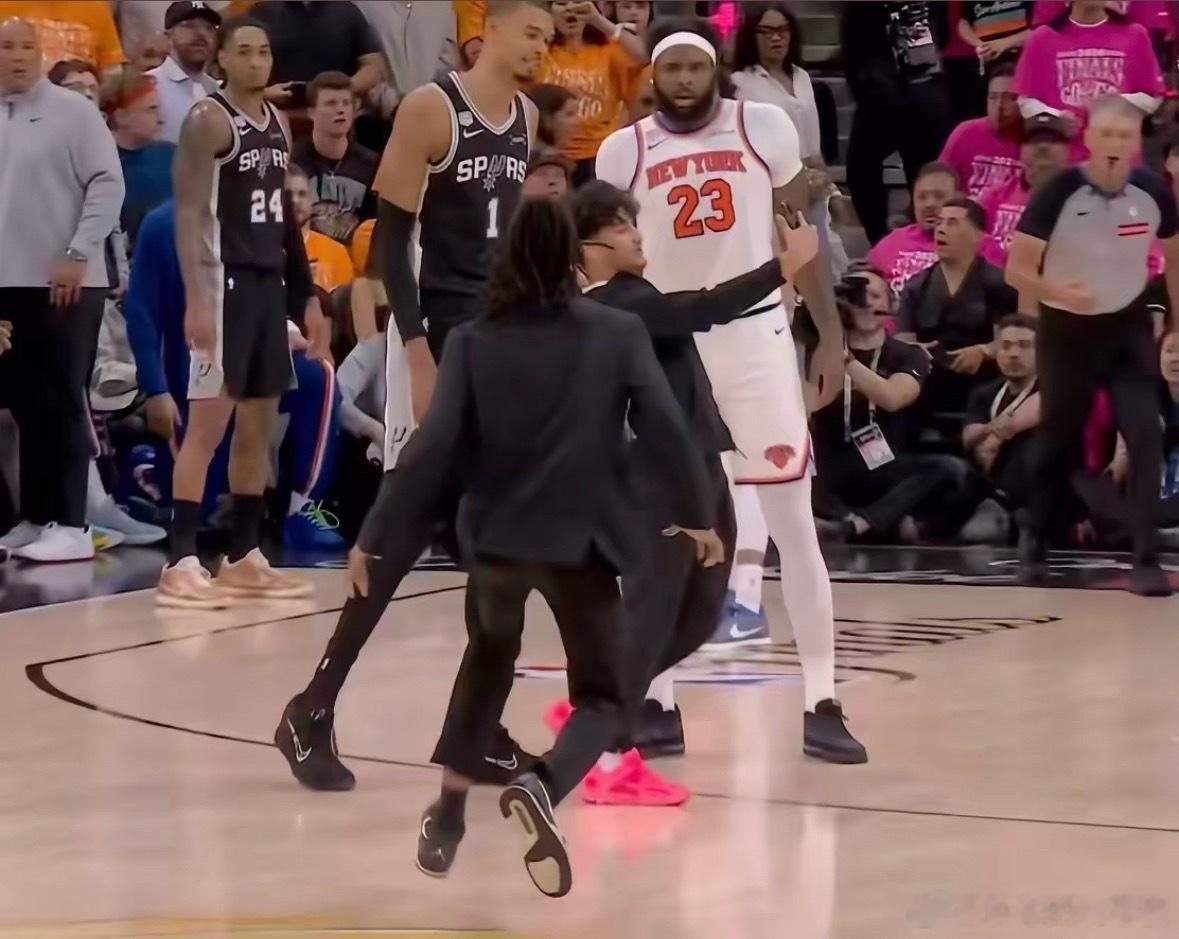 开了这个先例，感觉NBA以后的冲场也会变多了，篮球比赛场地小，感觉会很影响比赛节