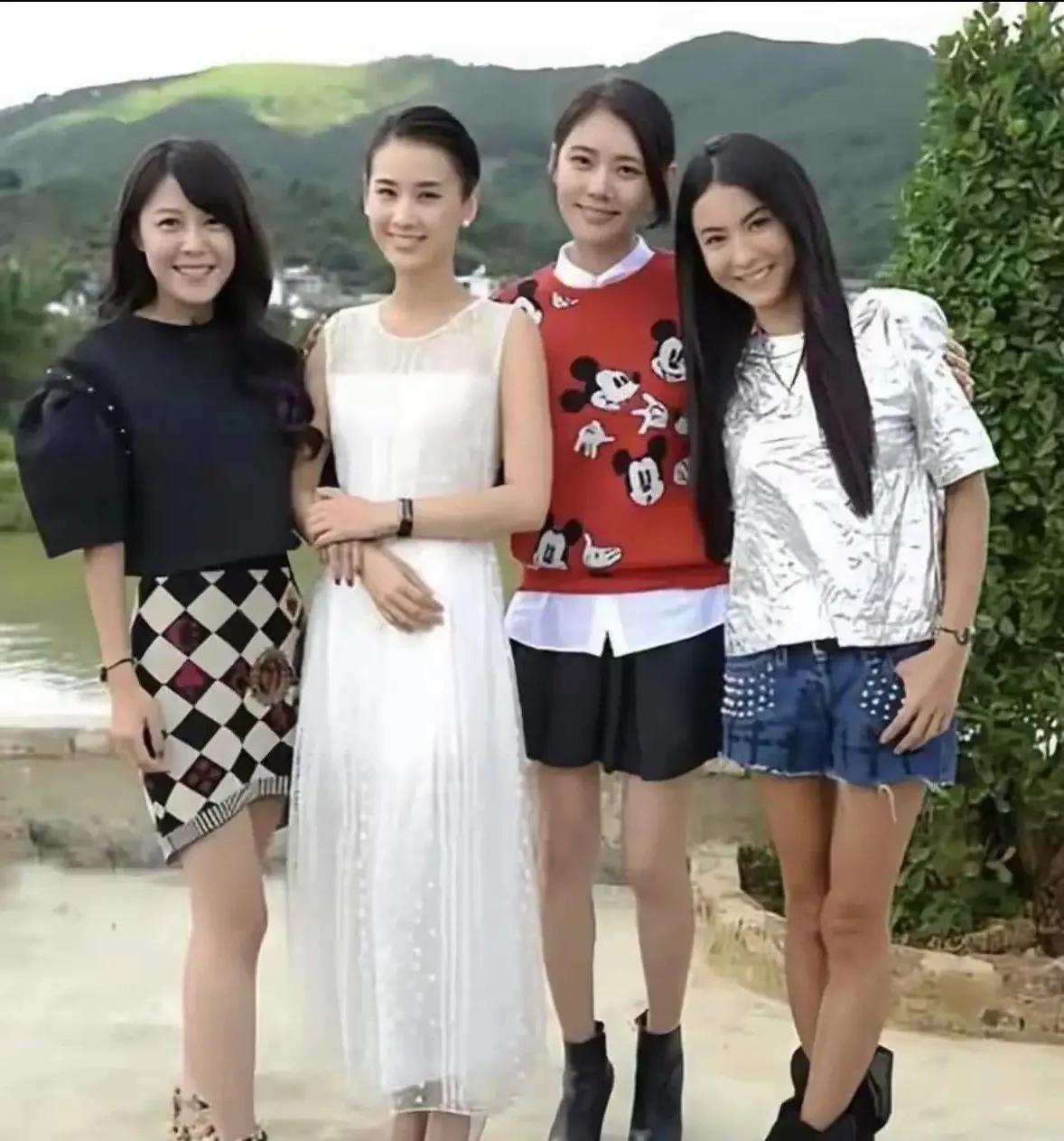 这张合影里的四位女艺人从左到右分别是张柏芝、秋瓷炫、黄圣依、李金铭，这是她们在2