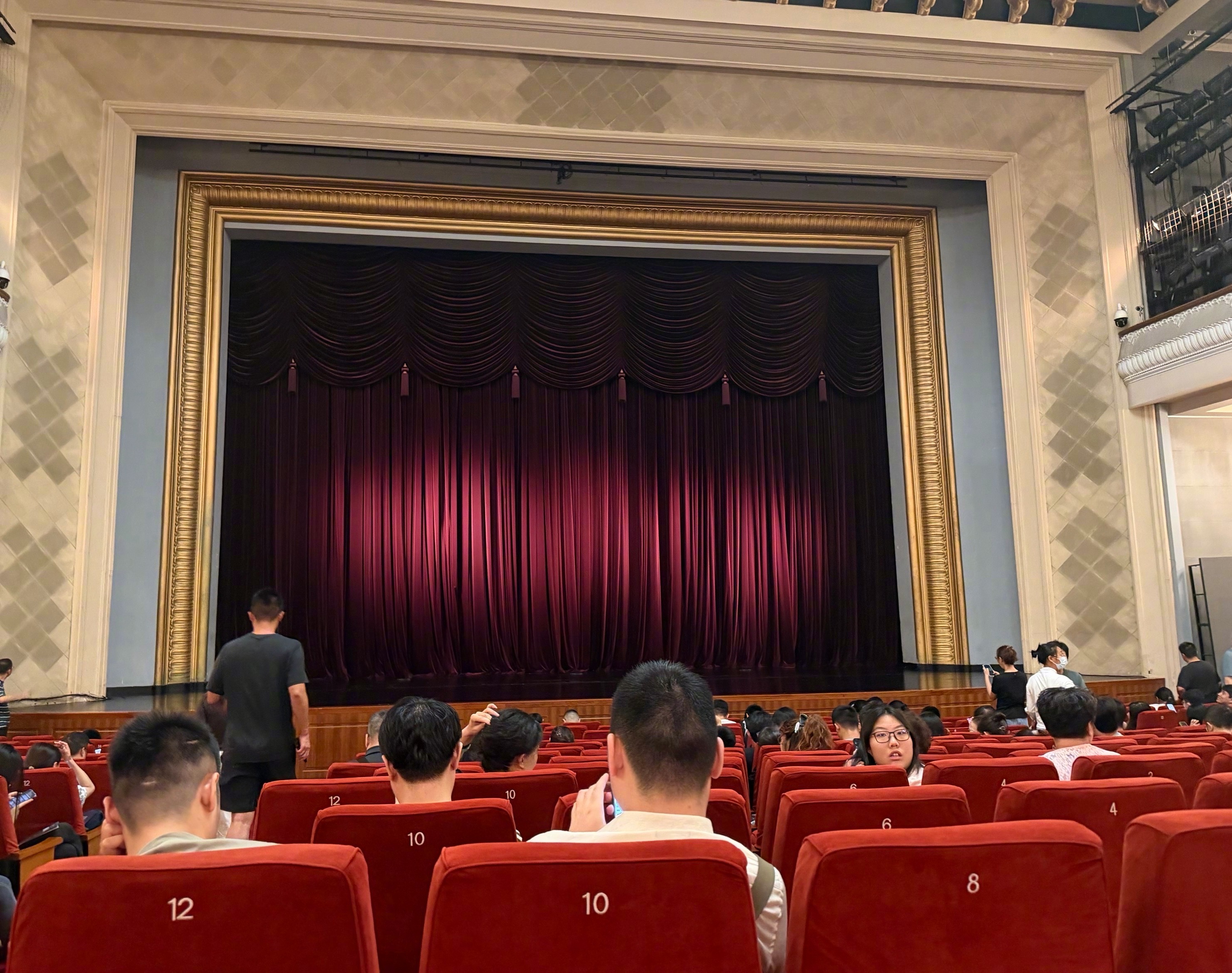 著名艺术家杨立新执导人艺新《雷雨》北京人艺上新雷雨致敬经典 2026 年 8 月