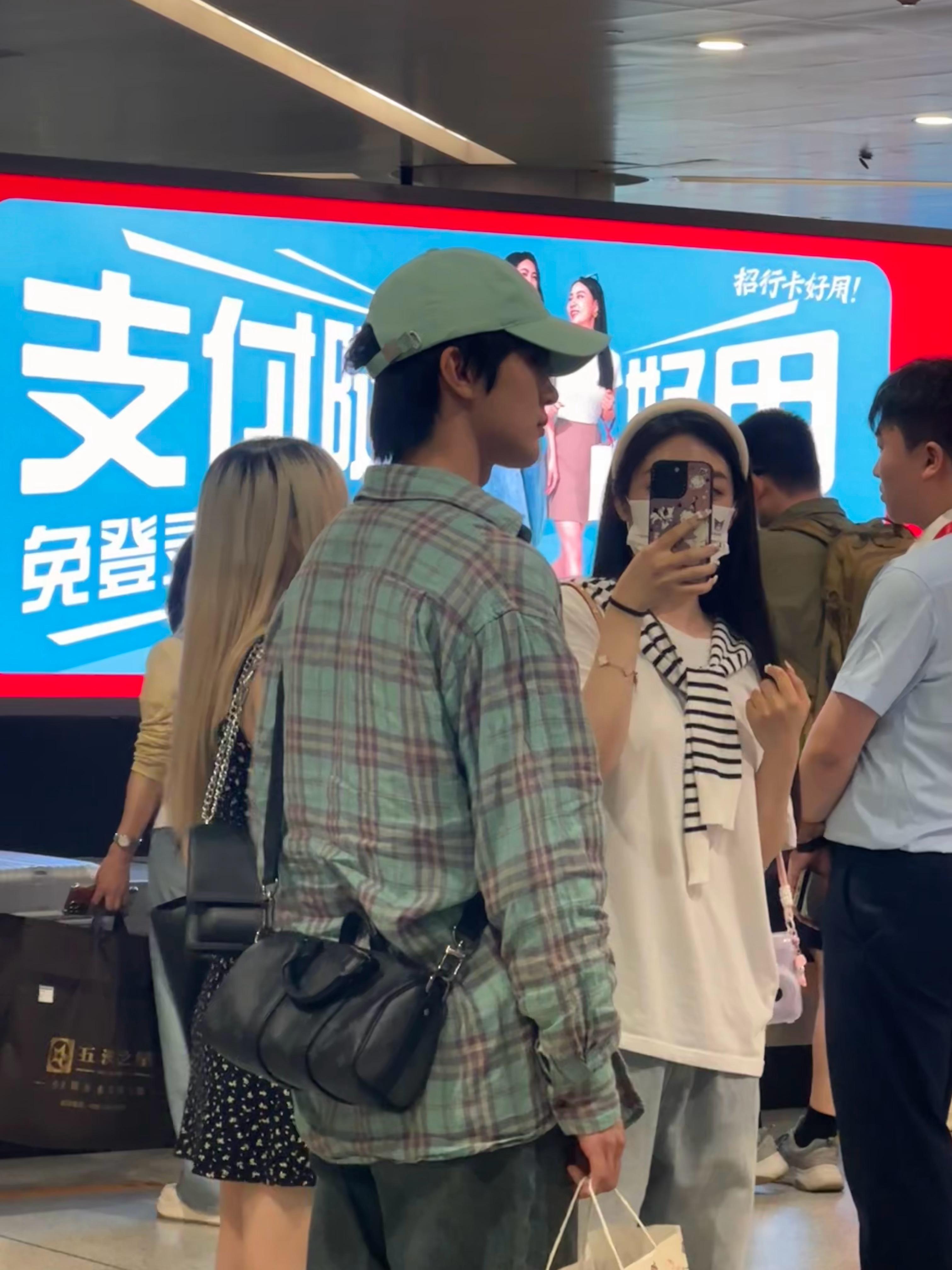这是？机场到达看见好多人围着[晕][晕][晕] 好搜到了叫张翅 ​​​