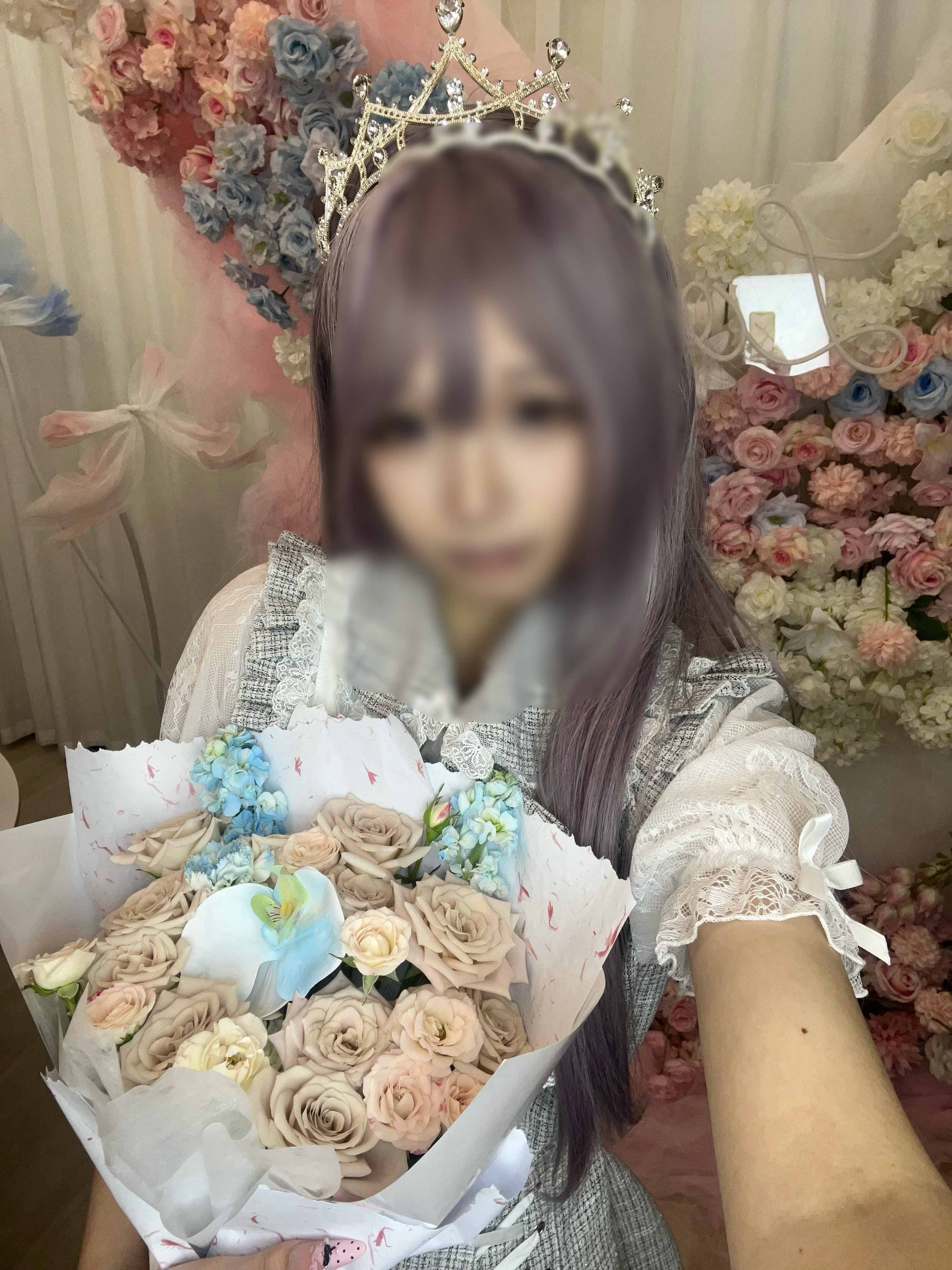 我媳妇订的蓝粉色花墙然后她定的花的丝带竟然也是蓝粉色