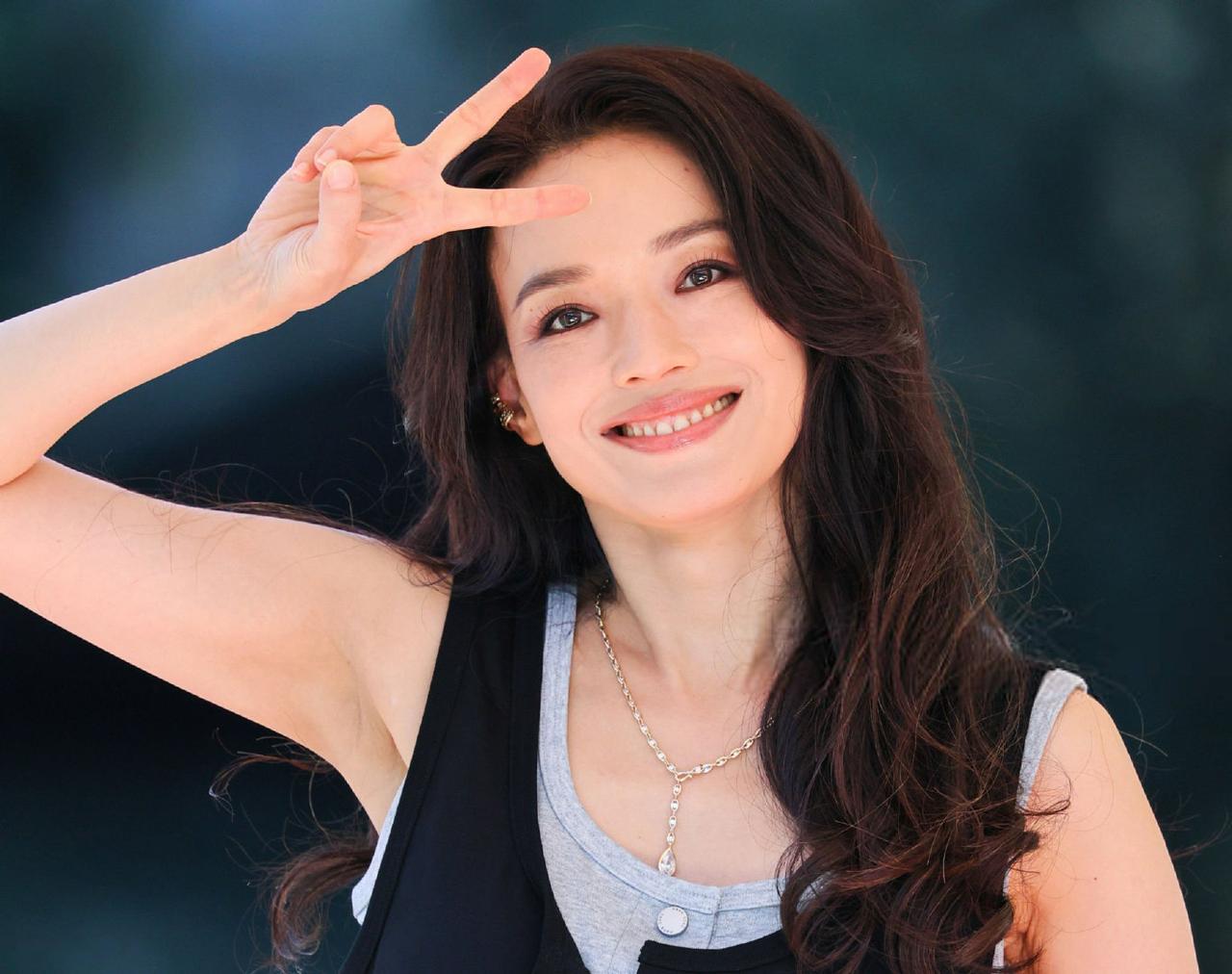 舒淇也当导演了？原生家庭不好的她，一路艰难走到现在，靠的都是自己。

记得采访中