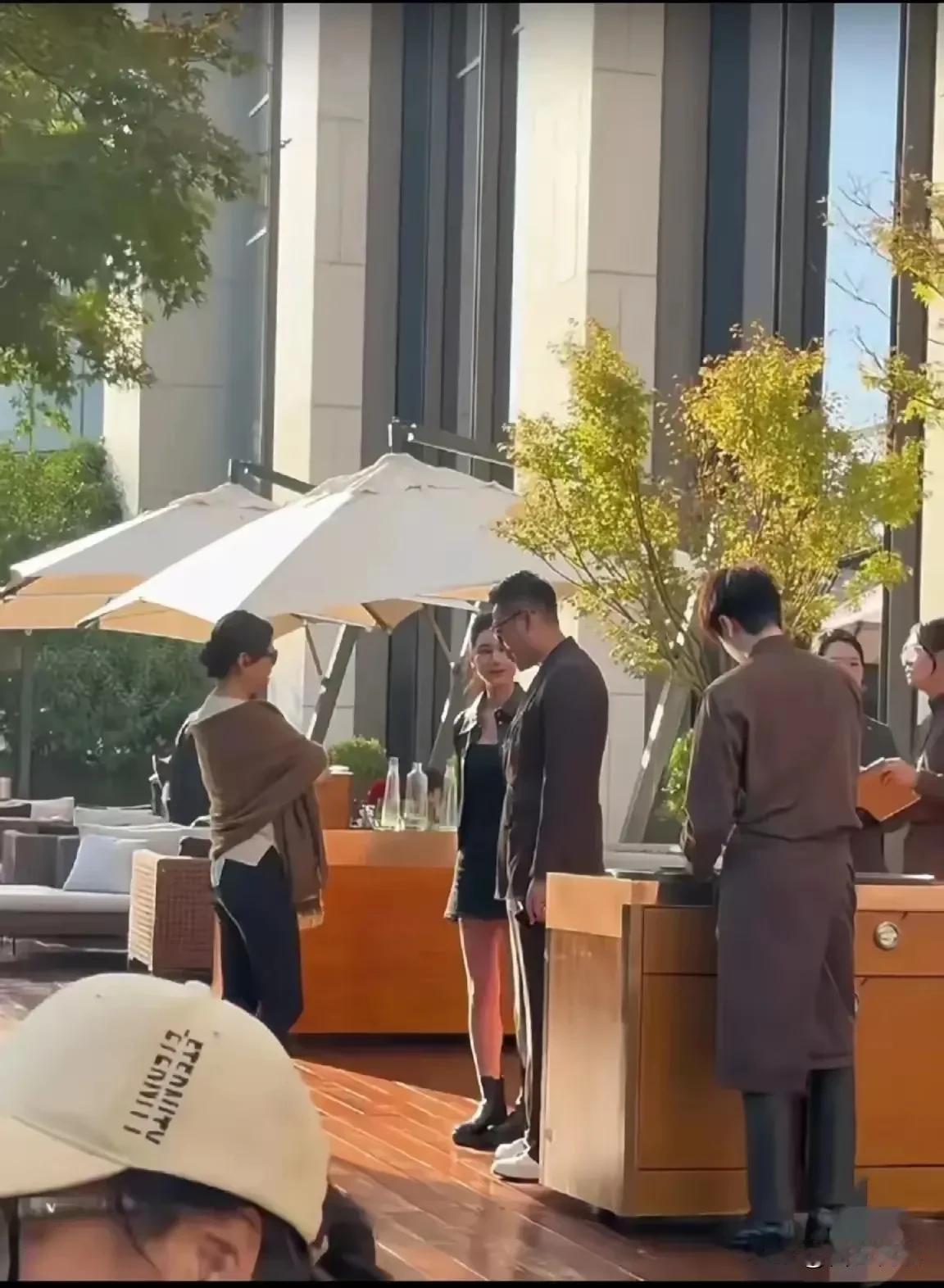 这是什么世纪联动

难道只有我一个人

看他俩对面的女人

像极了前妻大S么
