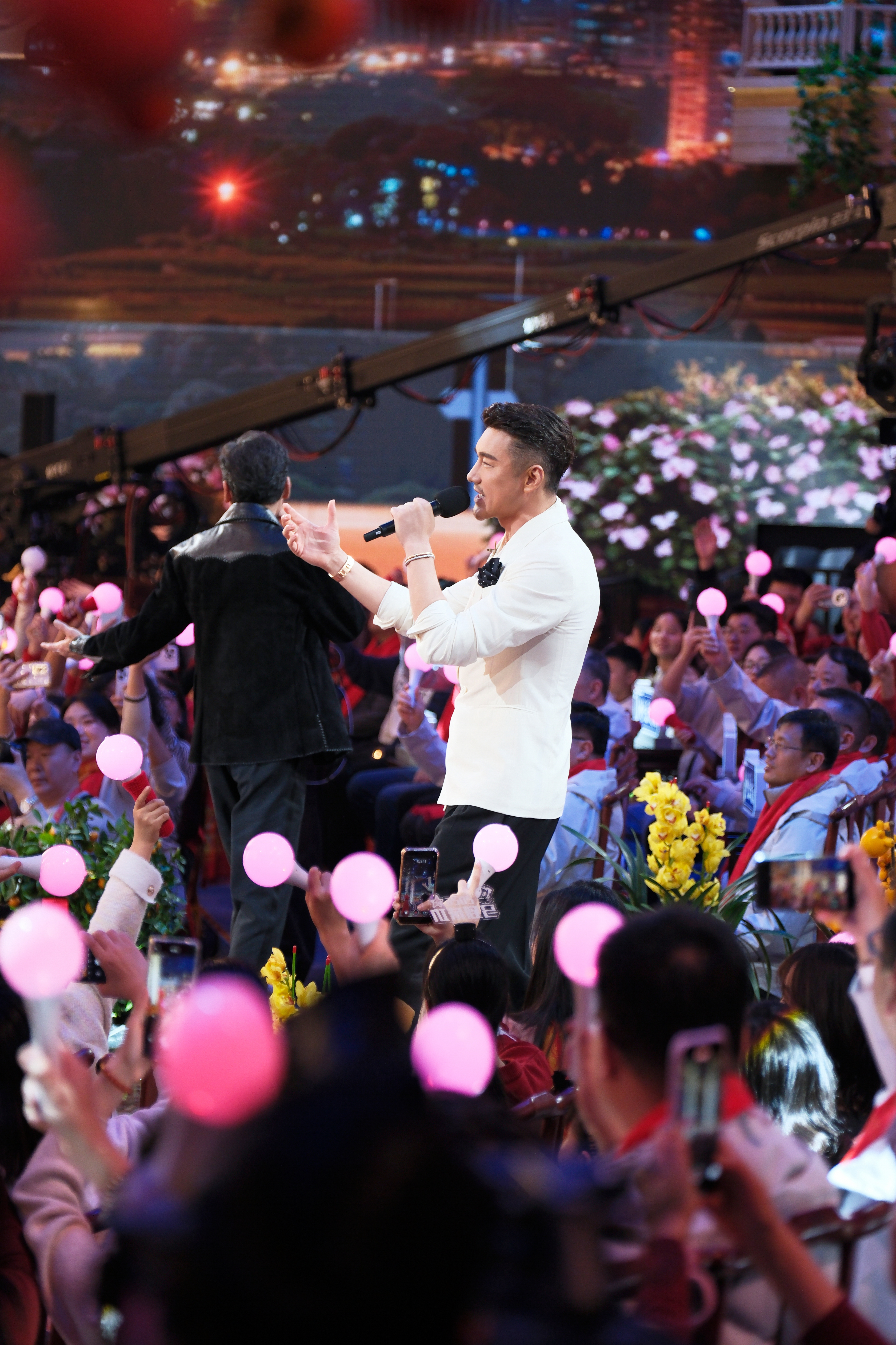 瞿颖胡兵 为啥没在一起 看两人在《青梅竹马》里唱歌，抬手间的互动满是自然，眉眼间