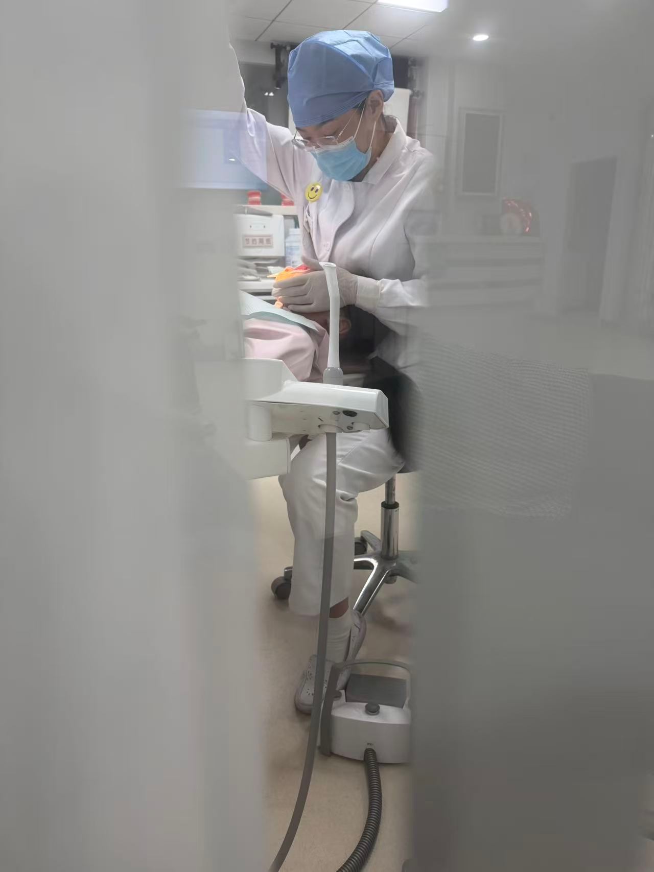 生活的模样 去年9月戴上排牙套，目的是牵引那颗不能萌出的牙齿。现在这颗牙顺利长出