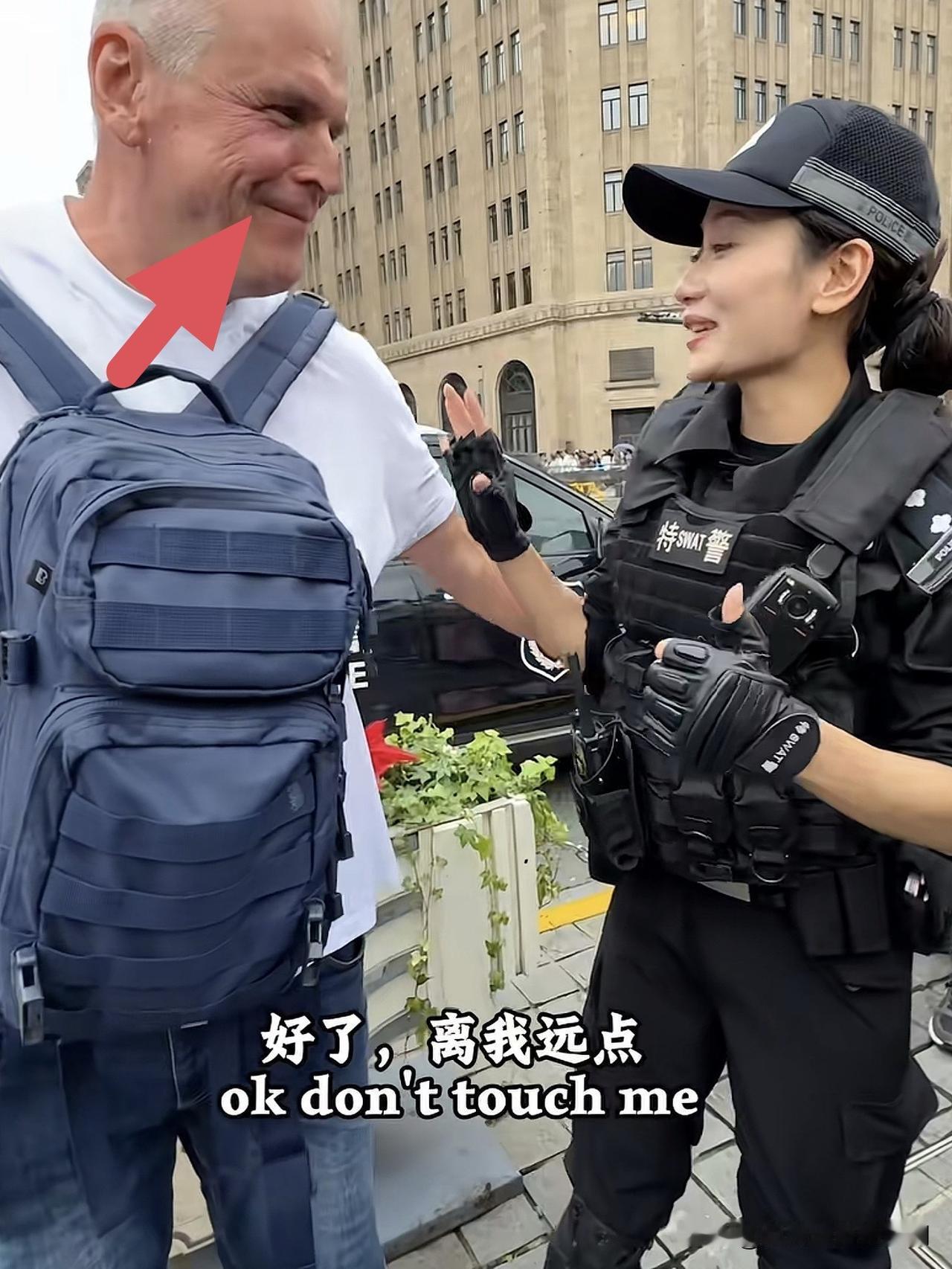 这位特警姑娘火了，
简直是又美又飒、举止大方又得体。

国庆的上海外滩，外国游客