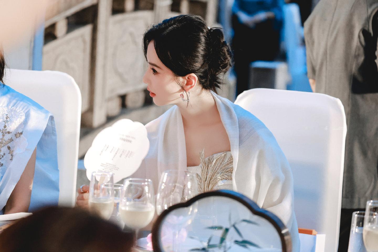 #刘诗诗# #刘诗诗生图直拍# 端庄优雅，诗爷是真美啊[爱慕] （cr logo