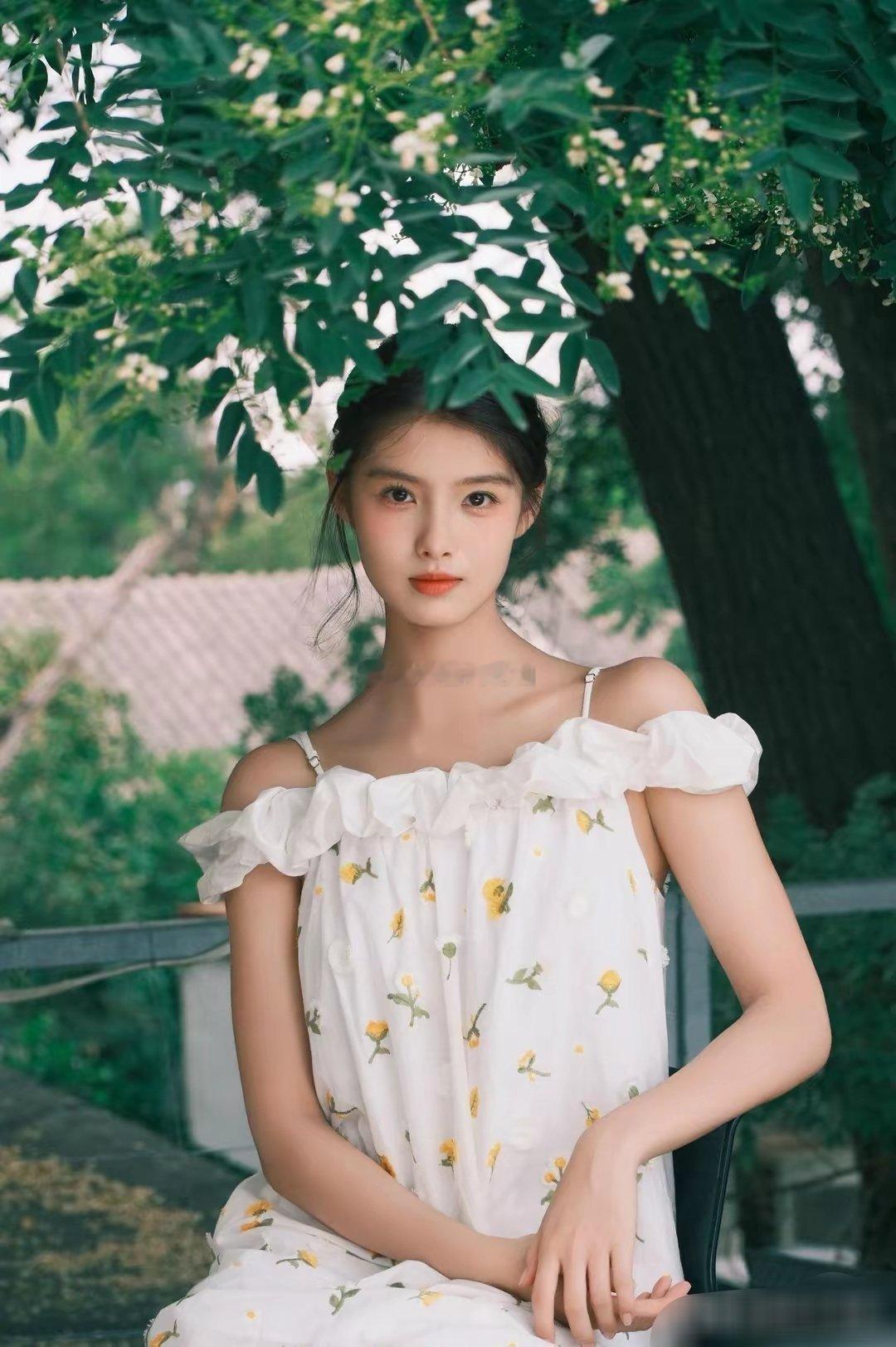 艾米更新动态附文眼睛上的是夏天的本命色！！ ​​​