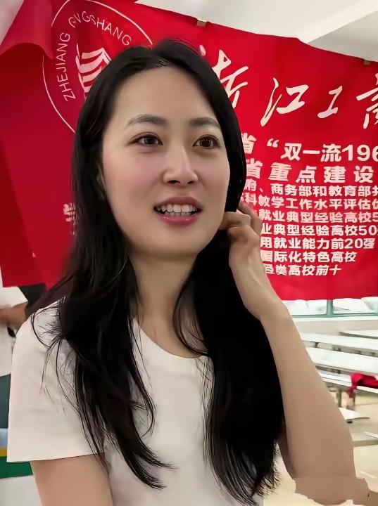 什么样的女生让人一见难忘?
陶老师知性优雅，气质出众，谈吐优雅。女生的高级气质 