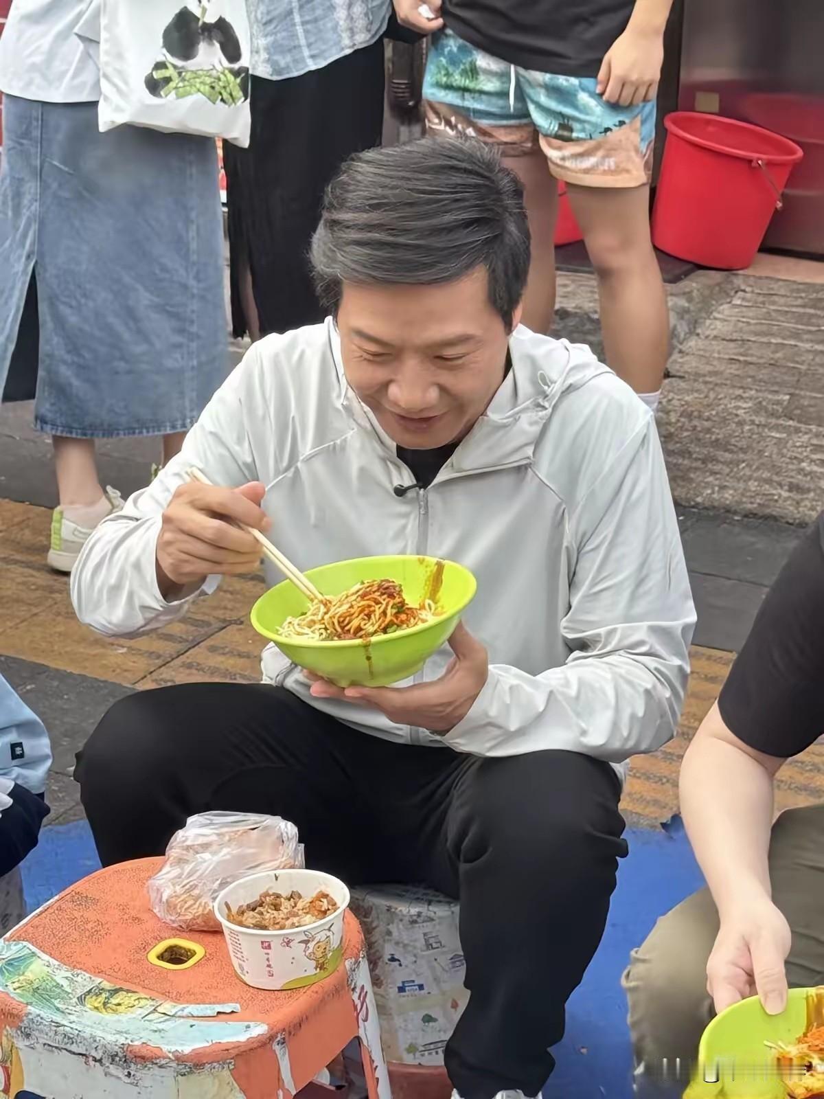 6月15日清晨七点半，雷军出现在武昌大成路早餐一条街，坐在路边红色小板凳上，面前