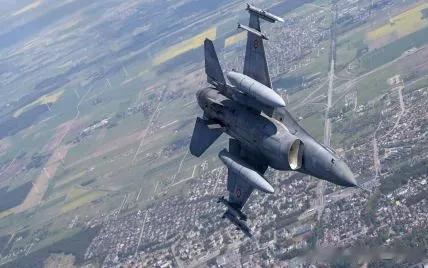 荷兰总理宣布向乌克兰武装部队移交首批F-16飞机

荷兰政府决定准备开始向乌克兰