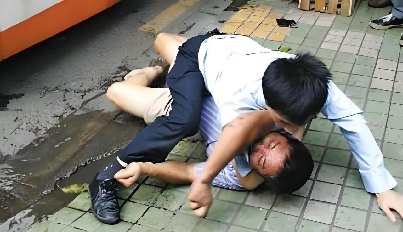 突发快讯！两男子因琐事打架，先动手的罚100元，还手的拘3天，法院：处罚公道！