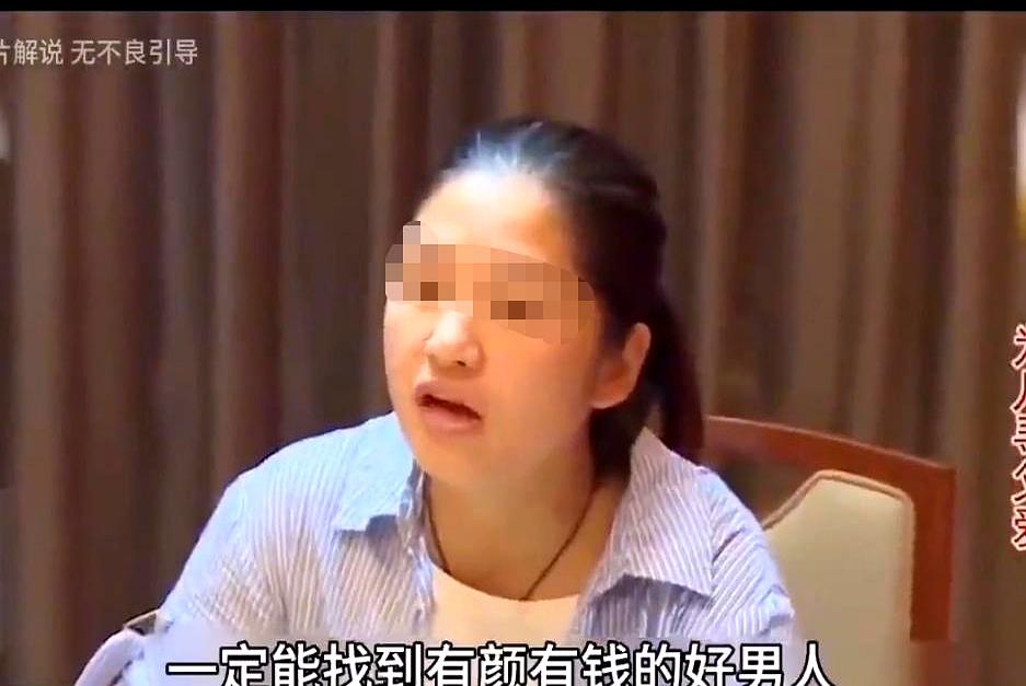北风里，她扒着车门嚷复婚，门内人脸像吞了苍蝇。
33岁全职太太谢莹，一年前被闺蜜