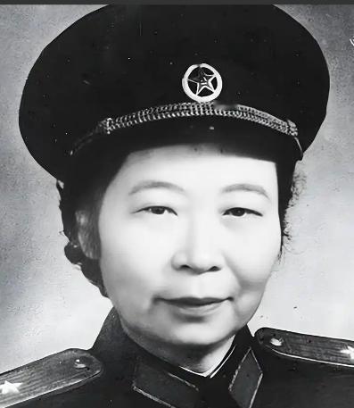 1935年，贺龙找到27岁的女部长李贞，开口第一句就是：长征路太苦，我给你找个伴