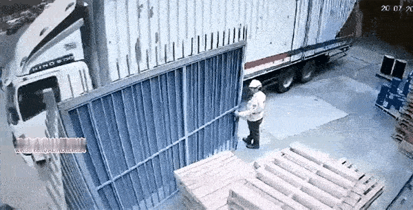 看着那一地的鲜血，司机傻了，这个月白干了。
司机卸完货开车出门，看门工人未等车厢