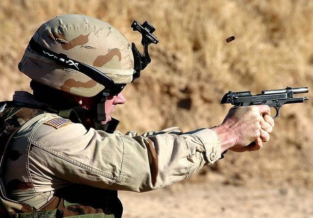 在美军F-15E战机于伊朗上空被击落后，一名上校武器系统官孤身展开36小时逃亡。