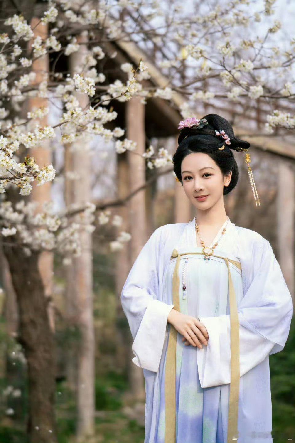 哇😯此女人是仙品[doge]杨紫就是和花最适配的女人 