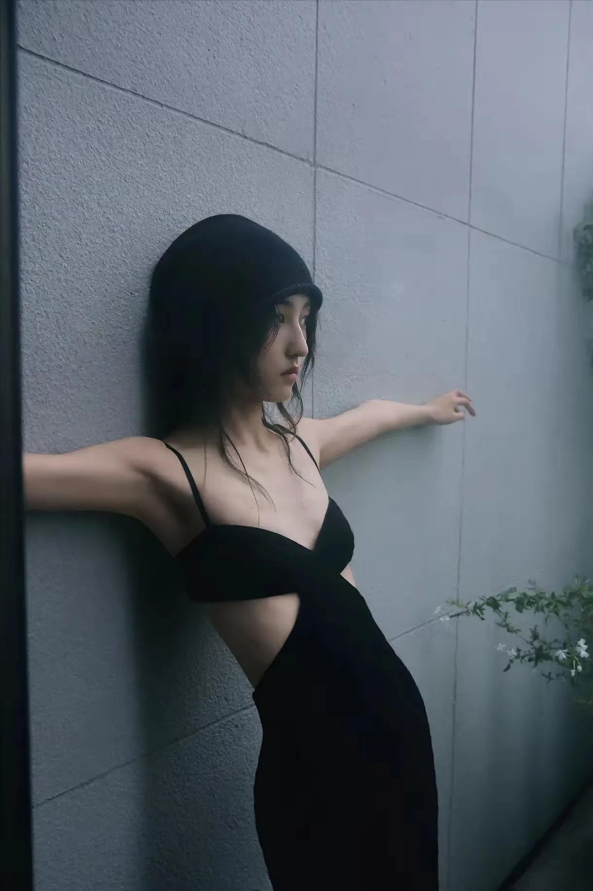 不得不说，妹妹！你这瘦骨如柴的身材，真的不适合这样穿，你也不适合这样的风格。
张