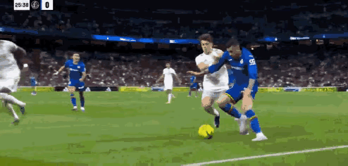 科贝电台责备自己都不知道自己道歉的赫伊森毫无作为！
赫伊森在背后放铲，吃到黄牌，