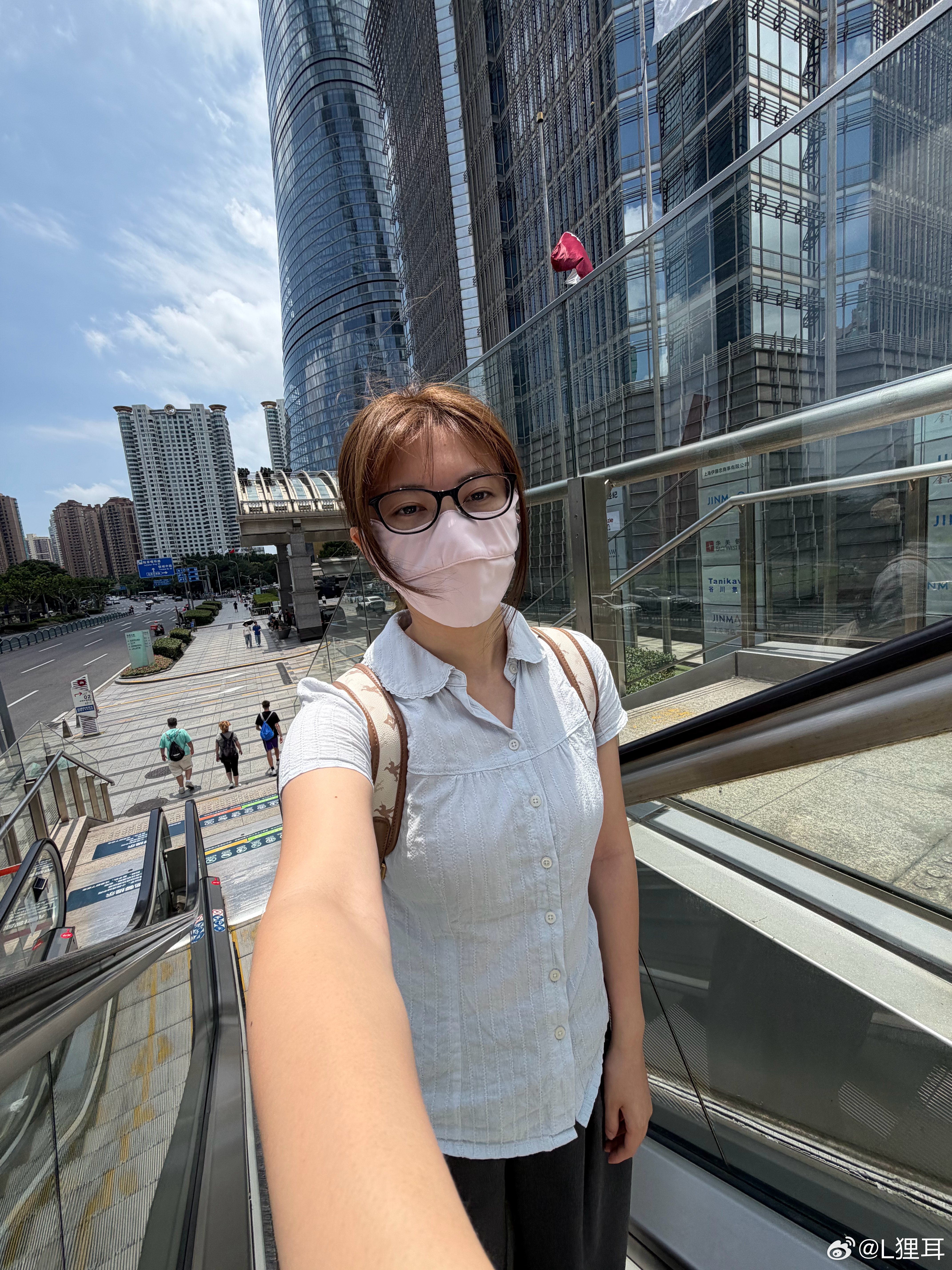女孩们好 吃饭了吗今天跟带教去见客户了，短短一天就见识了两件很荒诞的事情，我一直
