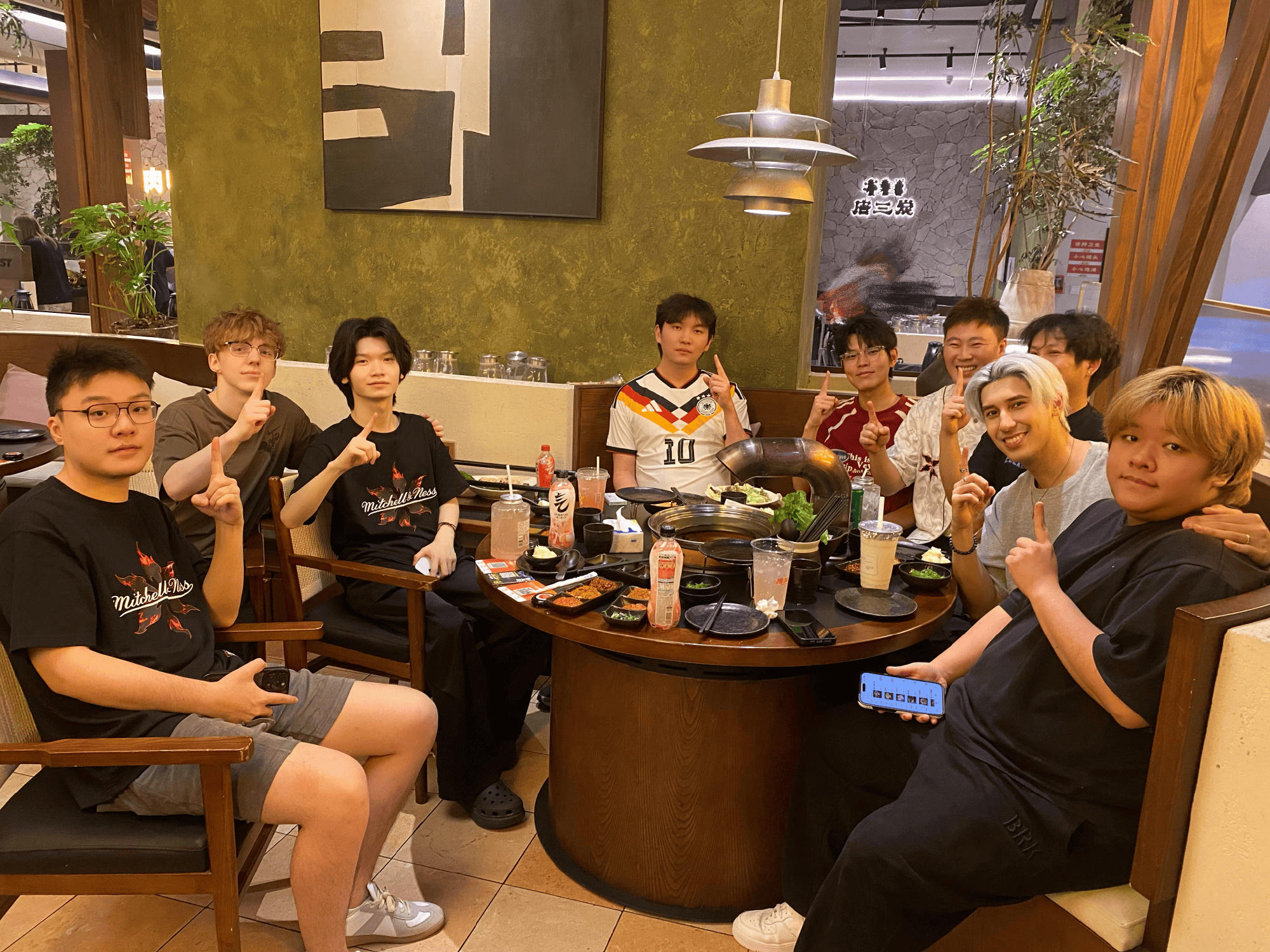 NOVA晒照：昨天的胜利饭，我们成都见啦