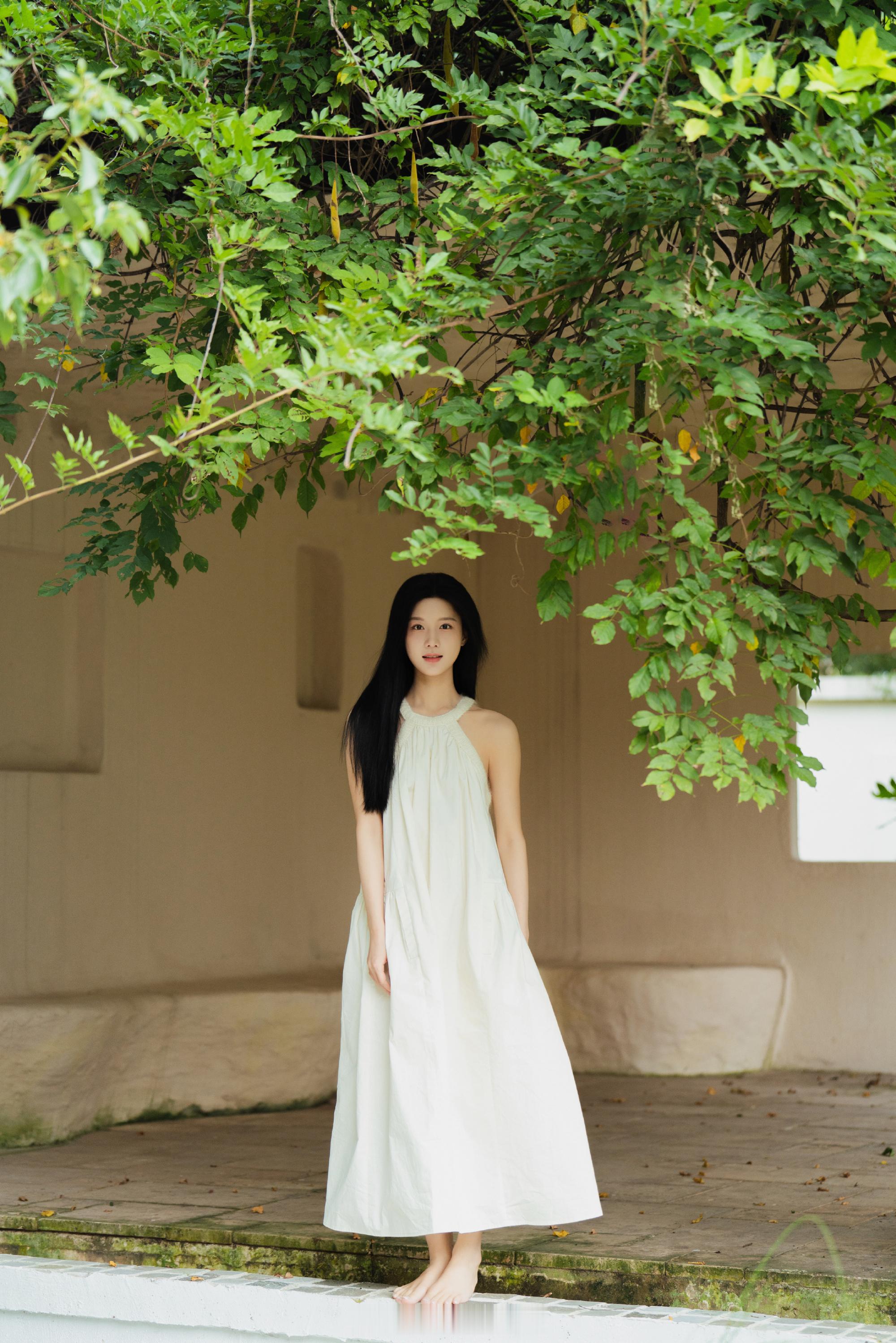 陈意涵一身白色挂脖长裙轻盈柔美 