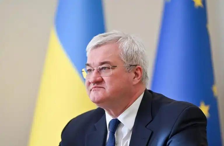 果不其然，美军入侵委内瑞拉并抓走总统马杜罗后，第一个站出来“跪舔”的就是乌克兰。