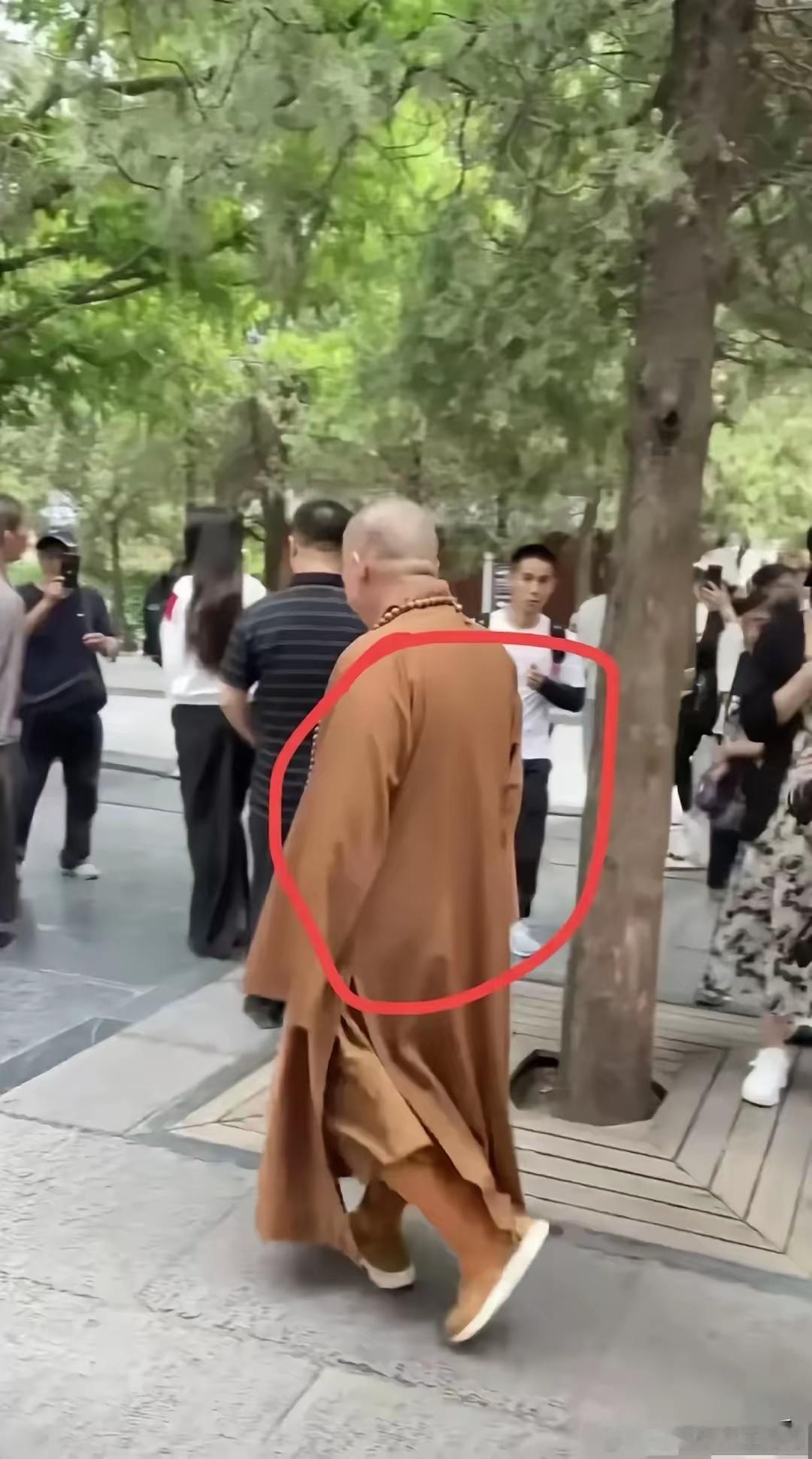 嘿，大家听说了没？少林寺的释永信大师，真是让人大开眼界！这炎炎夏日，河南的地界儿