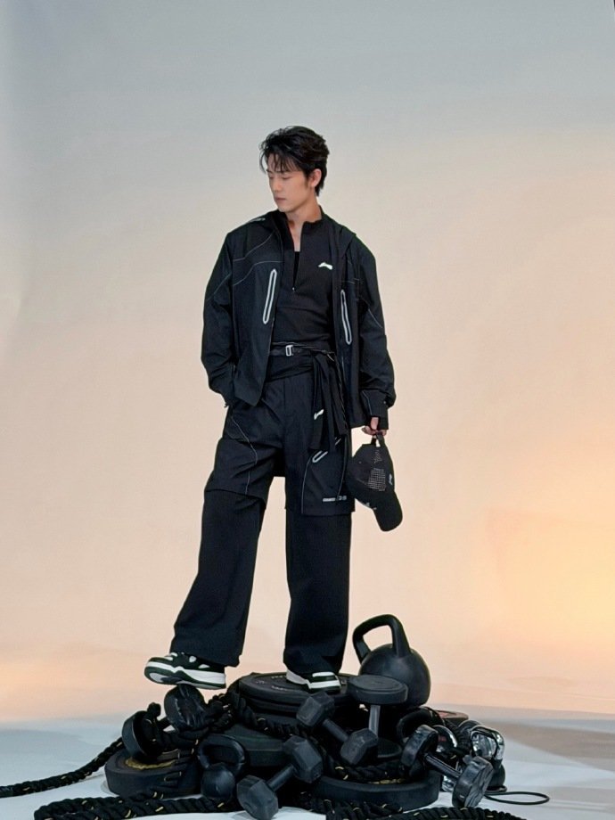 全黑的肖战 风掠过镜头定格此刻的肖战  全黑的肖战，风掠过镜头定格此刻的肖战，谁