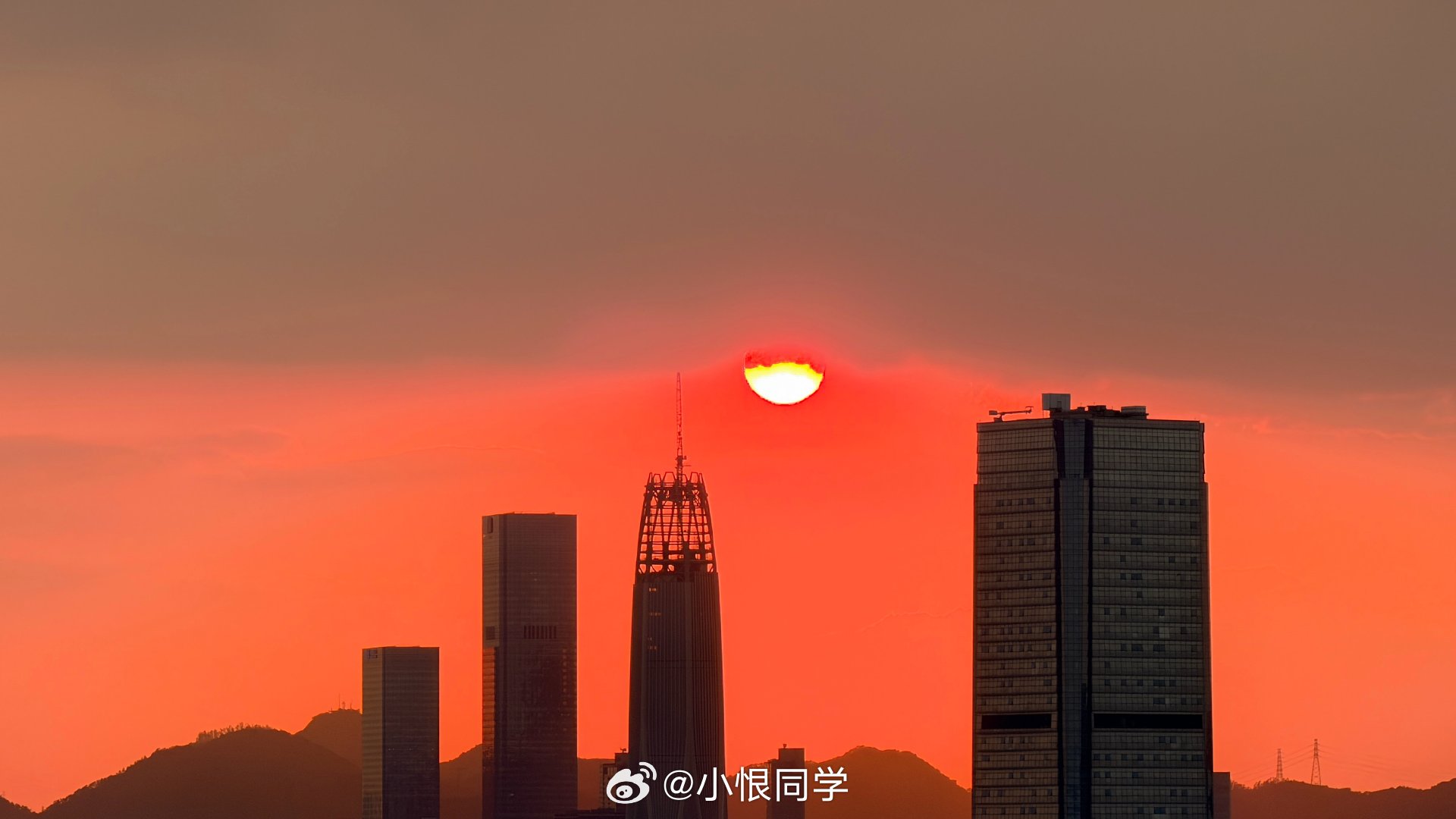 一个人看完整场落日。总有人说日落代表结束，可我只觉得漫天霞光，是天空送给人间的安