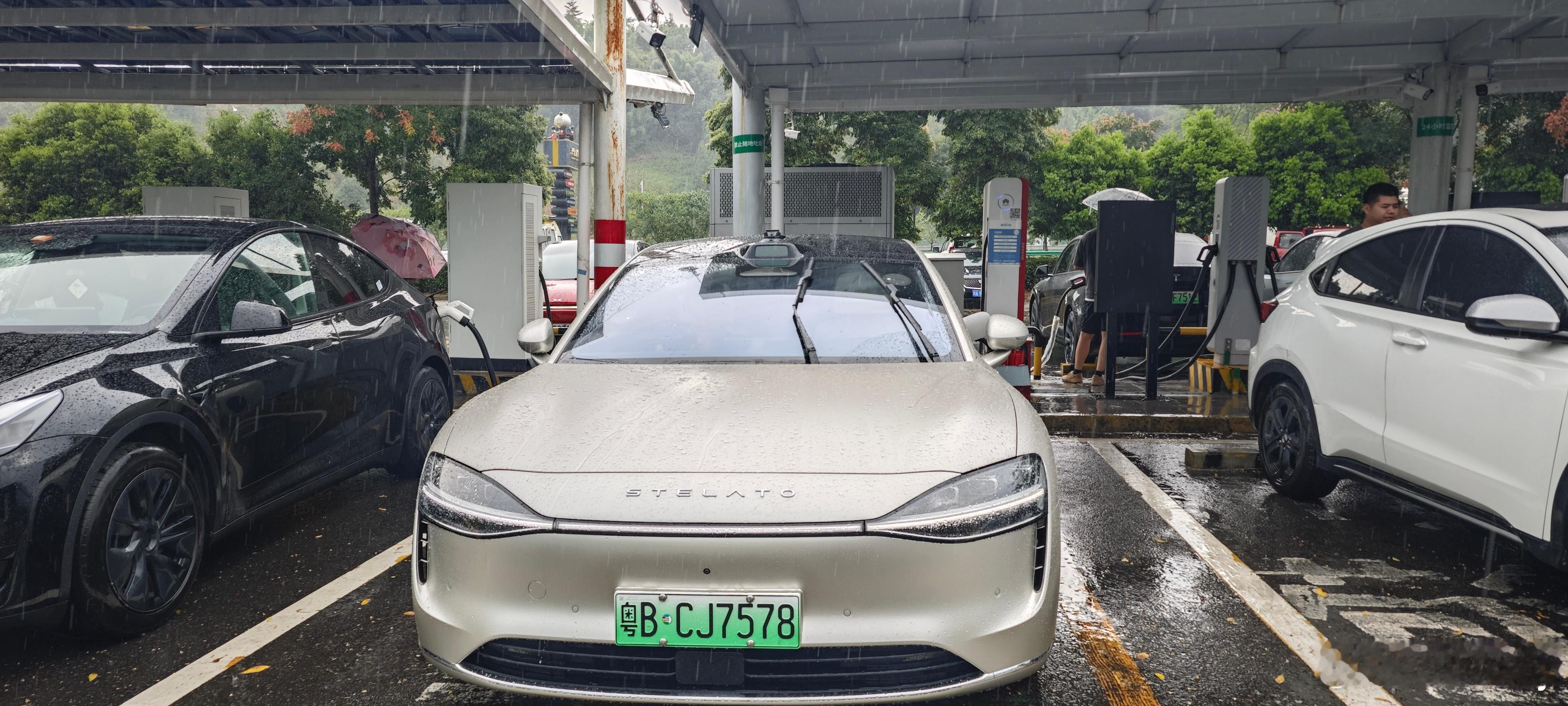 开享界S9打卡网红天全服务区，也是旅程的第一个华为充电桩，补能速度很快15分钟左