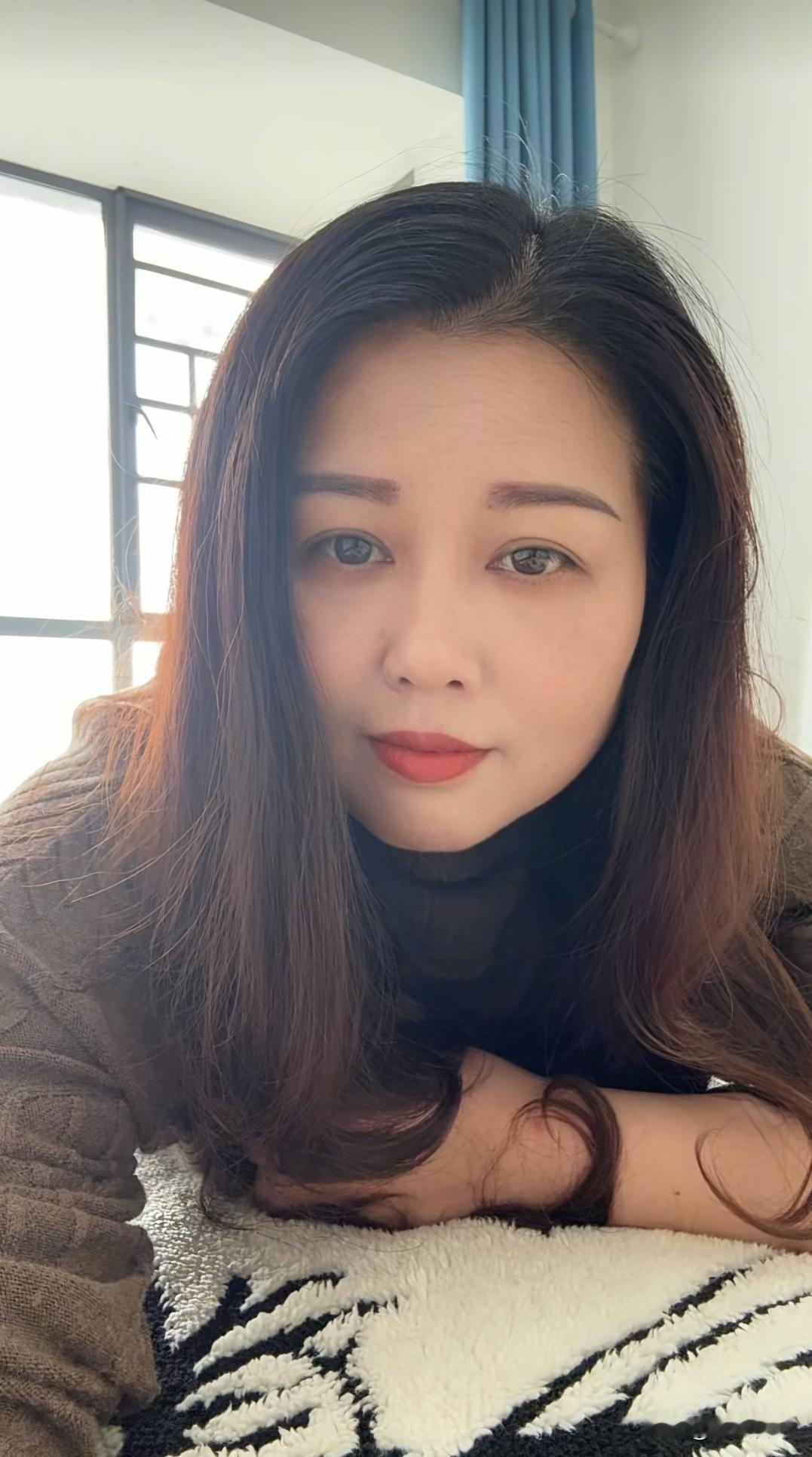 亲爱的：
五十岁的你，经历过生活的重压，也尝过孤独的滋味，可你依然还是那么温柔。