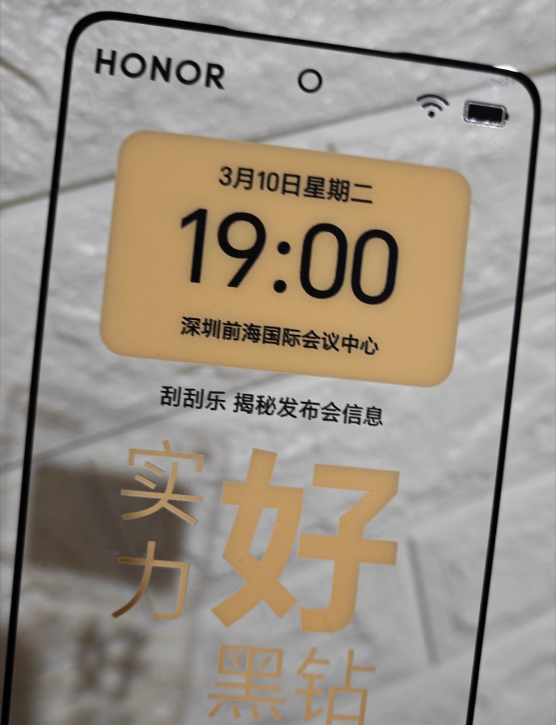 Magic V6真的是太火爆了。线下门店16+512都卖缺货了。赤兔红和1TB版