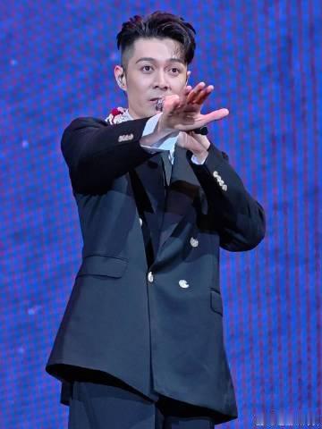 周柏豪唱《我的宣言》的时候，仿佛整个世界都安静了下来，只剩下他那深情的歌声在回荡