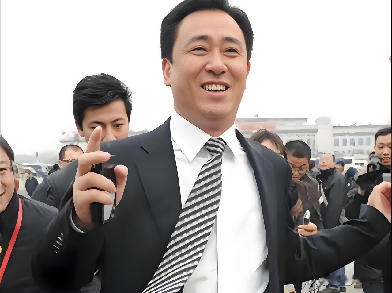 许家印堪称建国以来最大的骗子，他坑骗国家钱财，搜刮百姓积蓄，用这些不义之财肆意挥