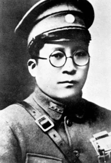 1949年，毛人凤问蒋介石：“关押了12年的杨虎城该怎么处理？”蒋介石看了毛人凤